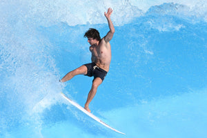 Surfer auf der Citywave_Cutback