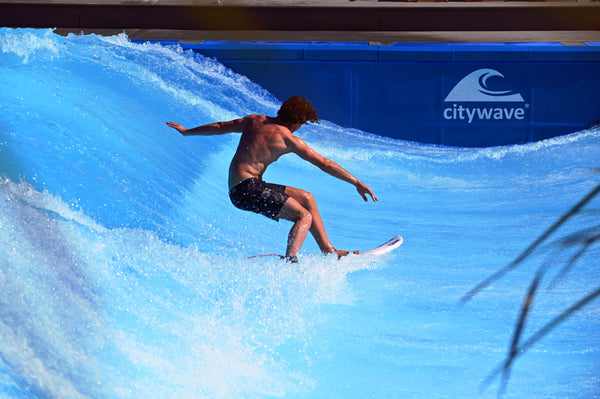 Surfer auf der Citywave im Botton Turn