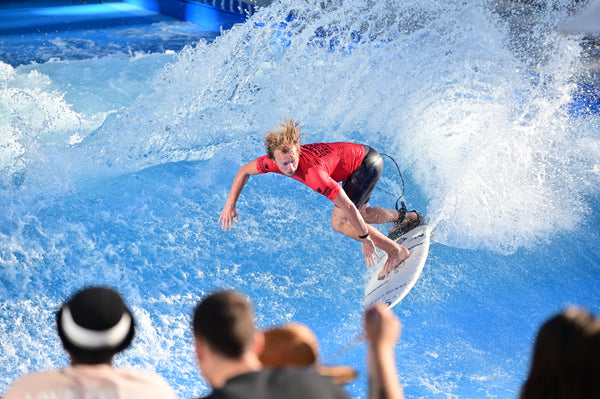 Surfer macht Cutback auf der Citywave